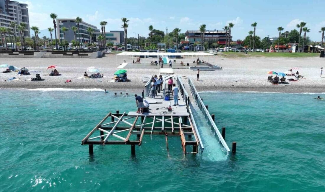 Antalya’daki Konyaaltı ve Lara sahillerinde hayata geçirilen “Engelsiz Plajlar” yaz