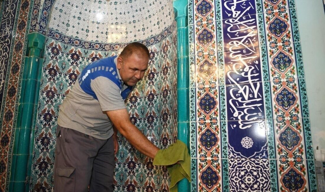 Konyaaltı Belediyesi, Kurban Bayramı öncesinde ibadethanelere gül suyu dökerek temizlik