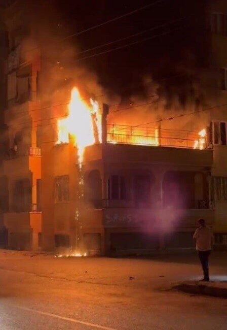 Hatay’ın Reyhanlı ilçesinde alevlere teslim olan dairede çıkan yangın, diğer