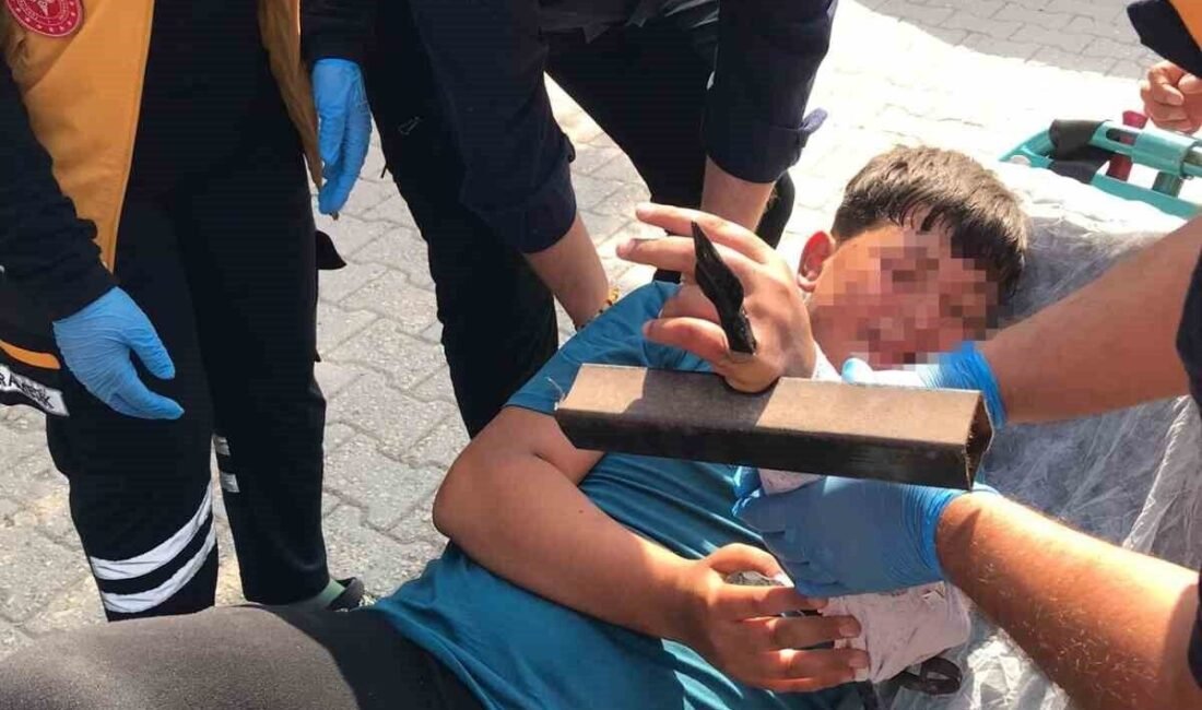 Hatay’da çocuğun eline saplanan demir itfaiye ekipleri tarafından kesilerek sağlık