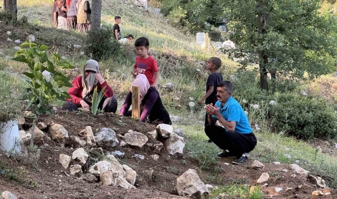Mersin’de bir köyde bayram arefesi nedeniyle mezarlıkta buluşan vatandaşlar, dua