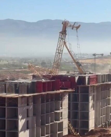 Kahramanmaraş’ta bir inşaat alanında meydana gelen olayda, kule vincin devrilmesi