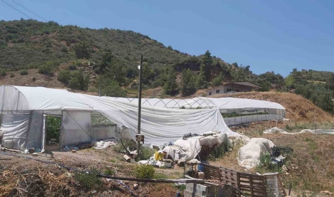 Antalya’nın Kumluca ilçesi Karacaören Mahallesi’nde oluşan hortum, birçok serada hasara