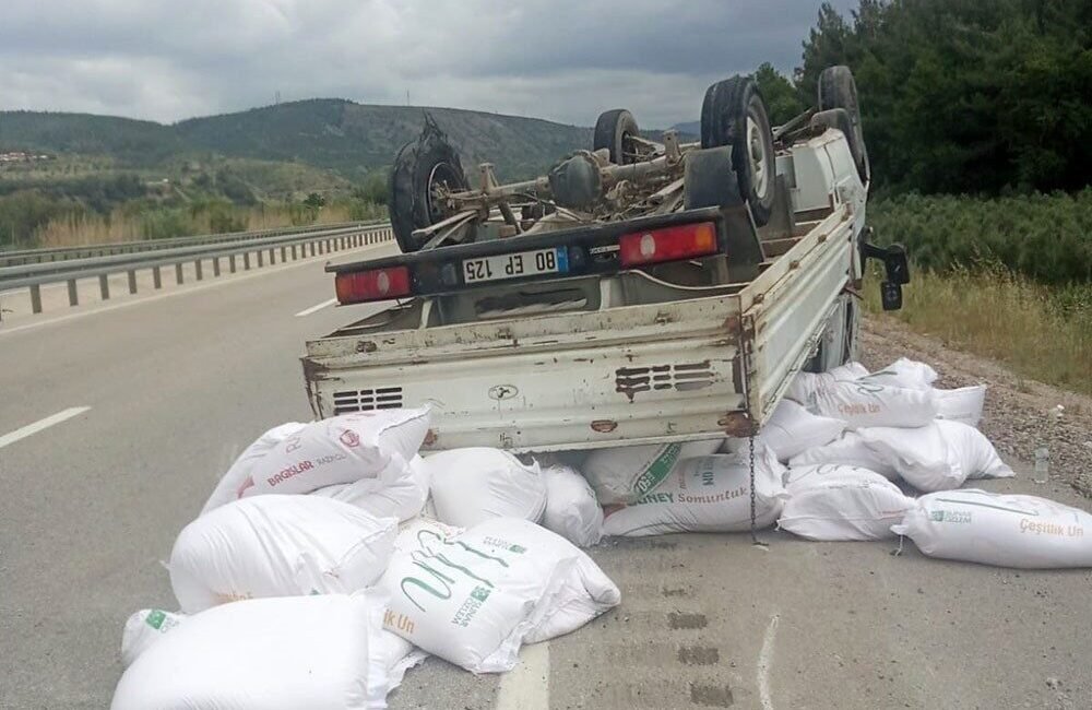 Osmaniye’nin Düziçi ilçesinde lastiği patlayan un yüklü kamyonet takla attı.