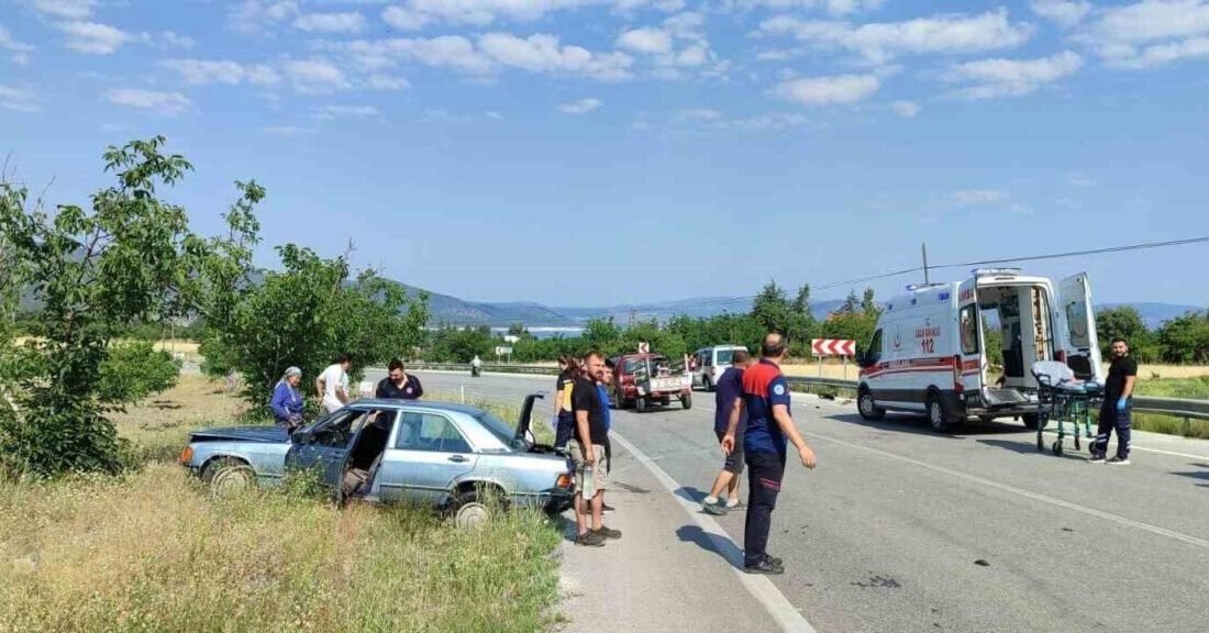 Burdur’un Yeşilova ilçesinde seyir halindeyken lastiği patlayan otomobilin yoldan çıkması