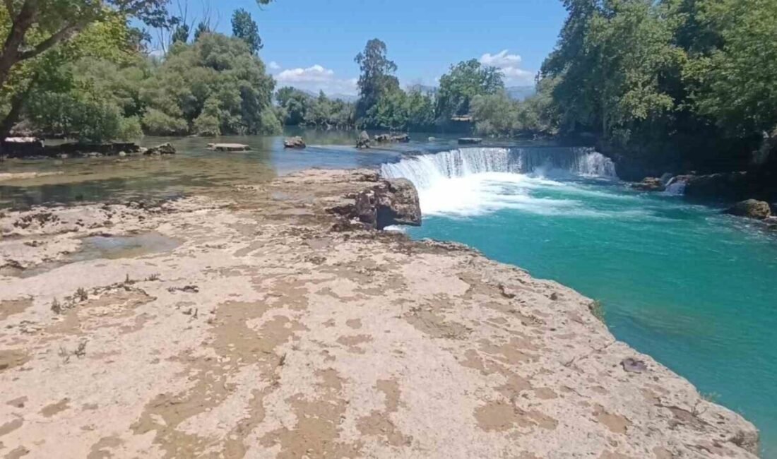 Manavgat Irmağı’nda su seviyesinin düşmesiyle dünyaca ünlü Manavgat Şelalesi’nde ilginç