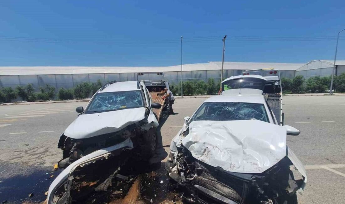 Manavgat ilçesinde 2 aracın çarpışması sonucu meydana gelen kazada, 4