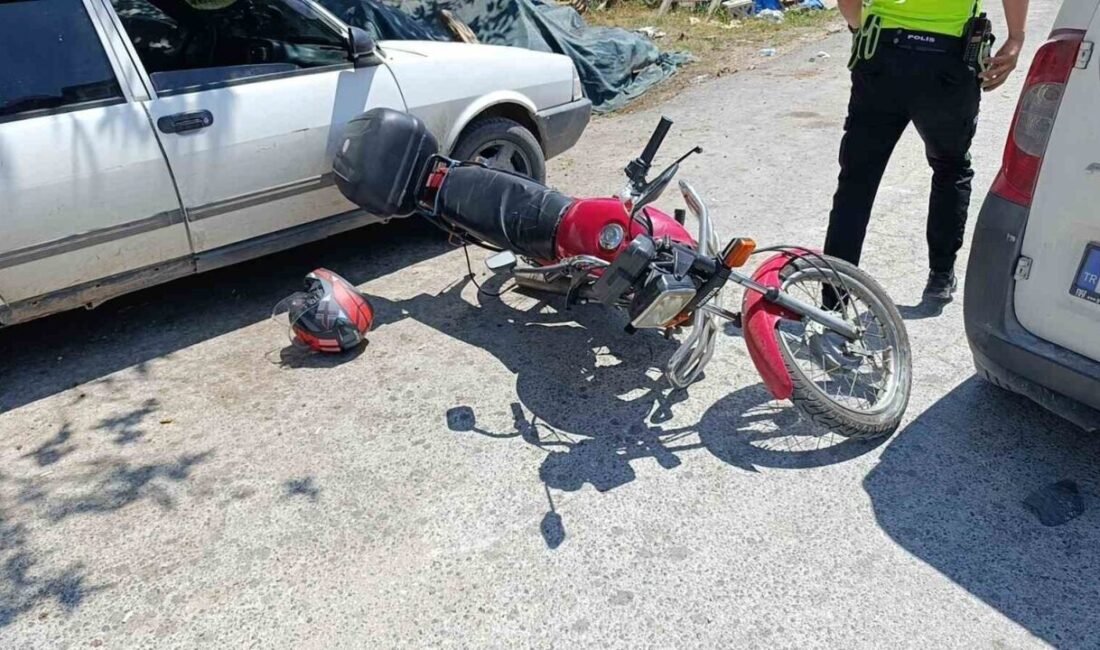 Manavgat ilçesinde, motosikletin hafif ticari araca çarpması sonucu meydana gelen