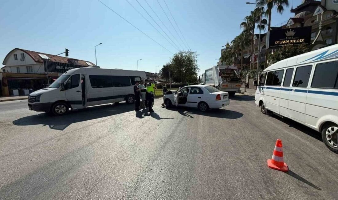 Antalya Manavgat‘ta otomobille çarpışan tur aracındaki 3’ü Alman turist 5