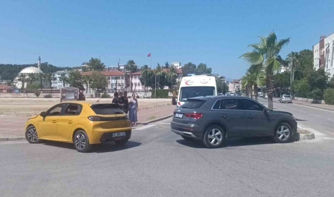 Antalya’nın Manavgat ilçesinde 2 otomobilin çarpışması sonucu meydana gelen kazada
