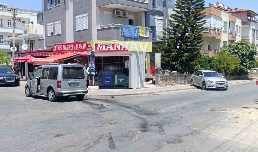 Antalya’nın Manavgat ilçesinde, hafif ticari araç ile otomobilin çarpışması sonucu