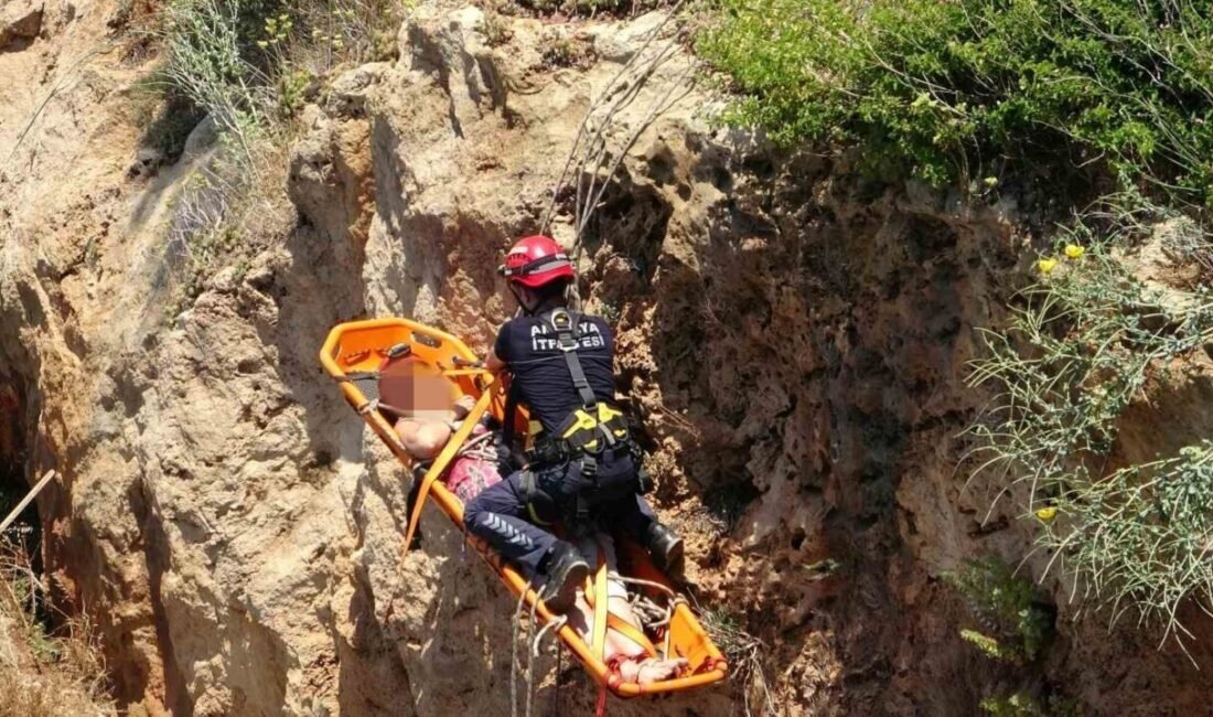 Antalya’da yaklaşık 35 metrelik falezlerden manzara izlemek isteyen Rus kadın