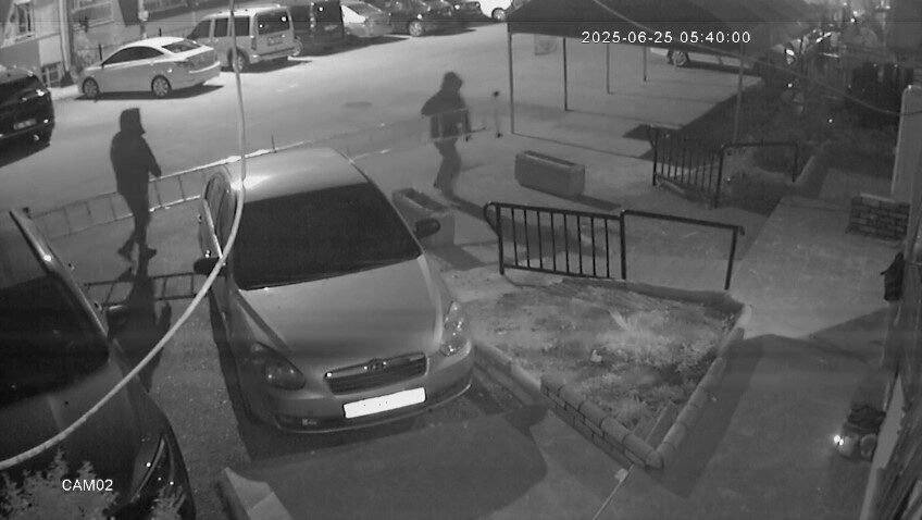 Adana’da iki hırsız, merdivenle müzisyenin evine balkondan girip, yatak altındaki