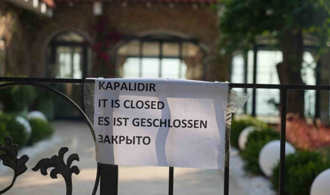 Antalya Kaleiçi Yat Limanı’ndaki tarihi Mermerli Plajı, tadilat gerekçesiyle kapatıldı.