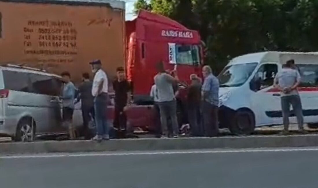 Mersin’in Tarsus ilçesinde 3 aracın karıştığı kazada 2 kişi yaralandı.