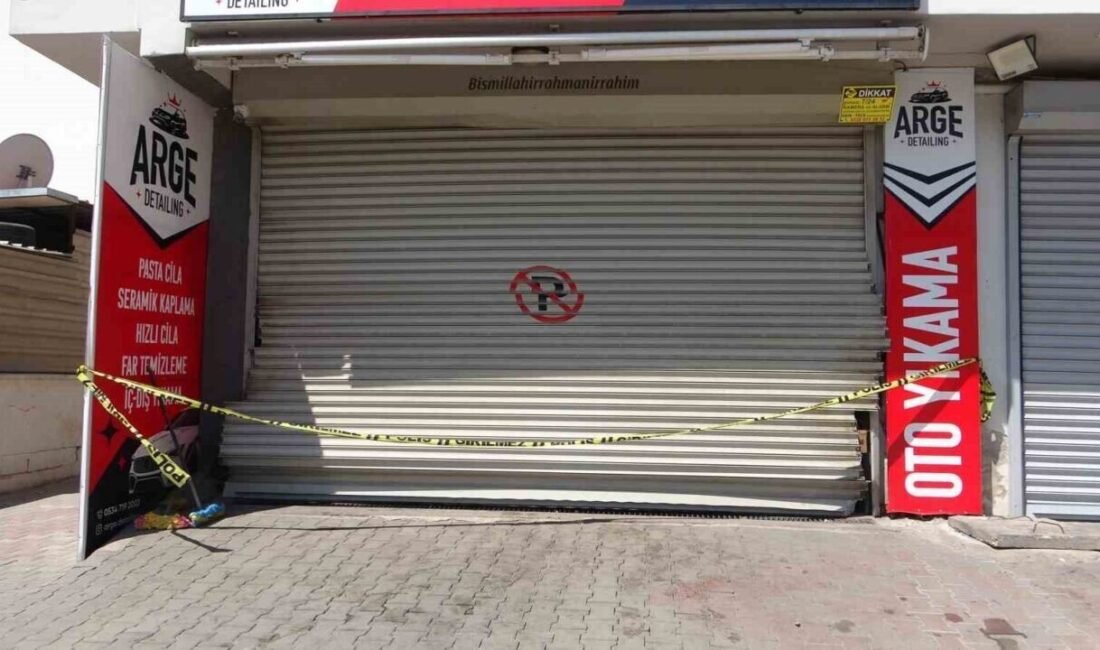 Mersin’de bir oto yıkamacıda çalışır vaziyetteki otomobilin içerisinde 3 gencin