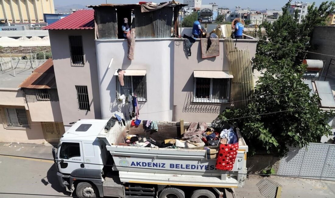 Mersin’de iki katlı bir evden 2 kamyon çöp ve atık