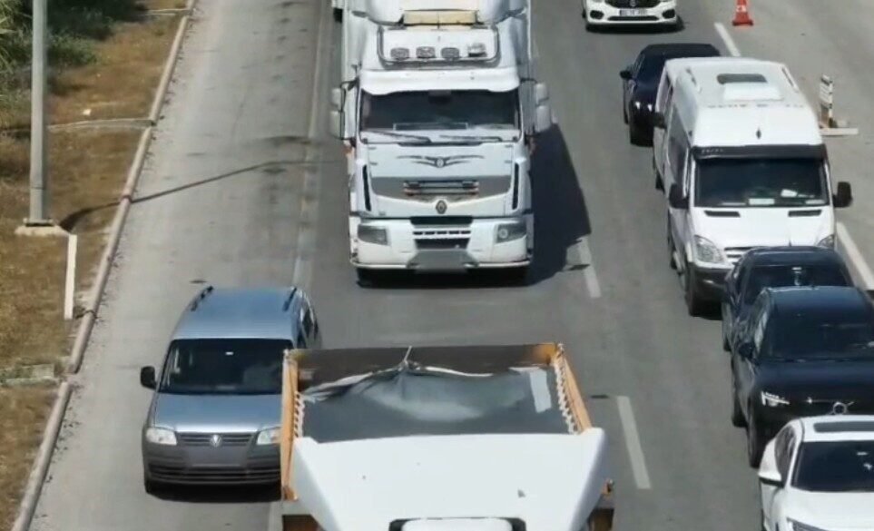 Mersin’de otoyol jandarma ekipleri, drone destekli trafik denetimi gerçekleştirdi. Havadan