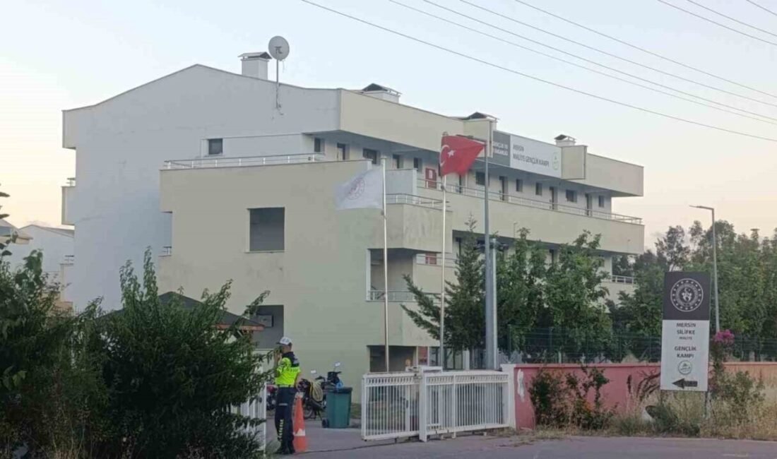 Mersin’in Silifke ilçesindeki gençlik kampında denize giren 17 yaşlarındaki öğrencilerden
