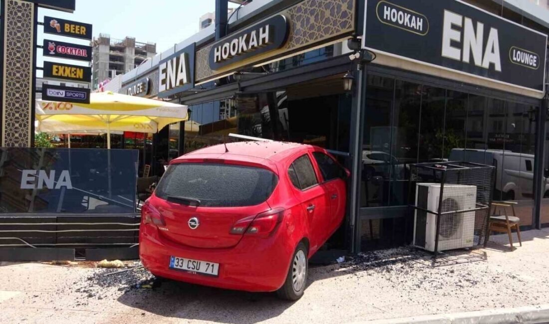 Mersin’de dönüş yapmak isteyen kadın sürücü, sağ tarafındaki motosikletliyi sıkıştırmamak