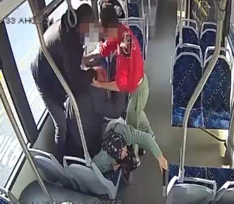 Mersin’de otobüste engelli yaşlı adam ve eşini, babasıyla darp ettiği