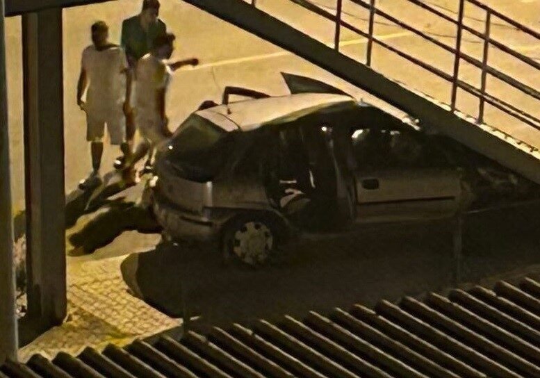 Mersin’de üst geçide çarpan otomobildeki 6 kişi yaralandı. Kaza, saat