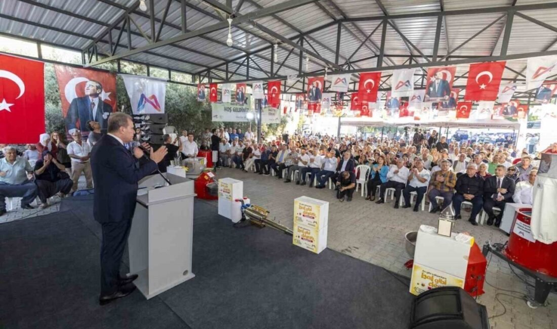 Mersin Büyükşehir Belediye Başkanı Vahap Seçer, toplumda herkesin birbirine destek