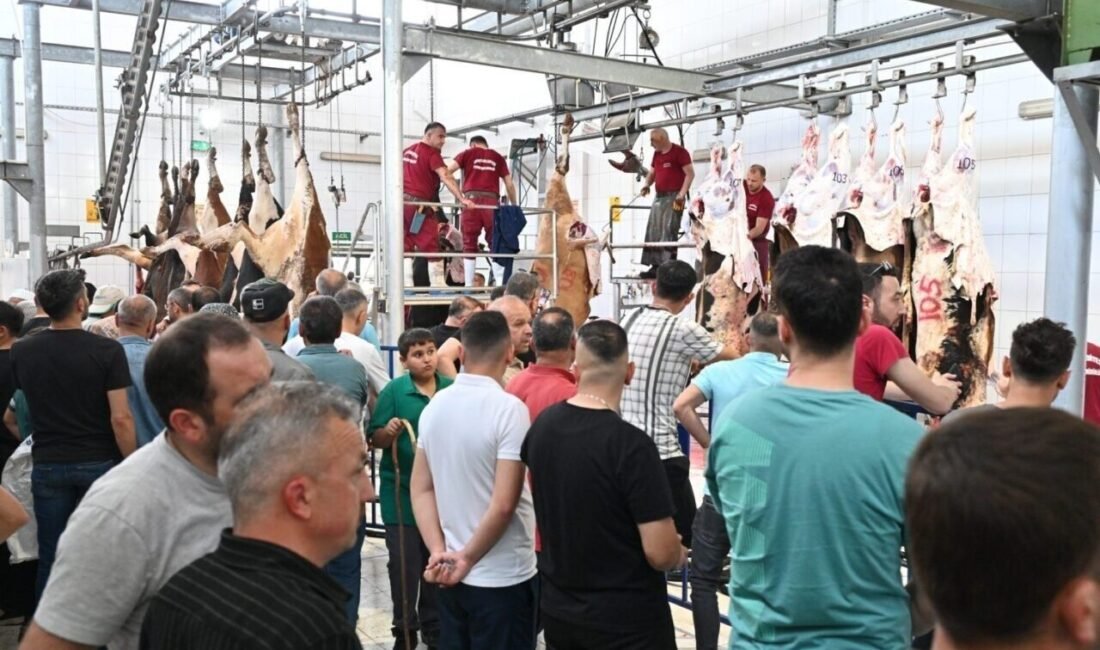 Isparta Belediyesi Veteriner İşleri Müdürlüğüne bağlı mezbahada Kurban Bayramı’nın ilk