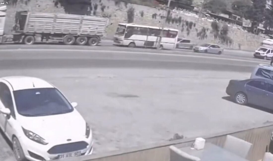 Hatay’ın Belen ilçesinde midibüsün tırla çarpıştığı kazada 2 kişi yaralandı,