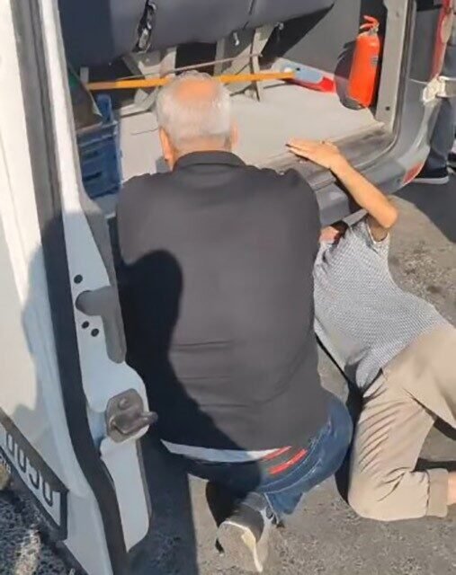 Mersin’de bir minibüsün altında mahsur kalan yavru kedi, şoförün uzun