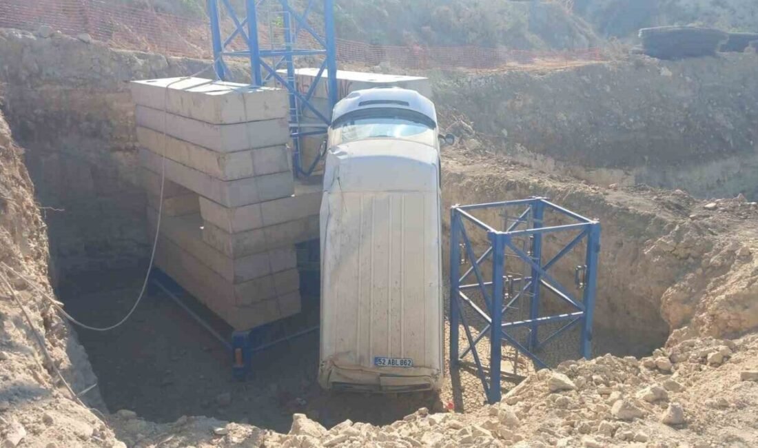 Hatay’ın Samandağ ilçesinde bir minibüsün devrilmesiyle 4 kişi yaralandı. Kaza,