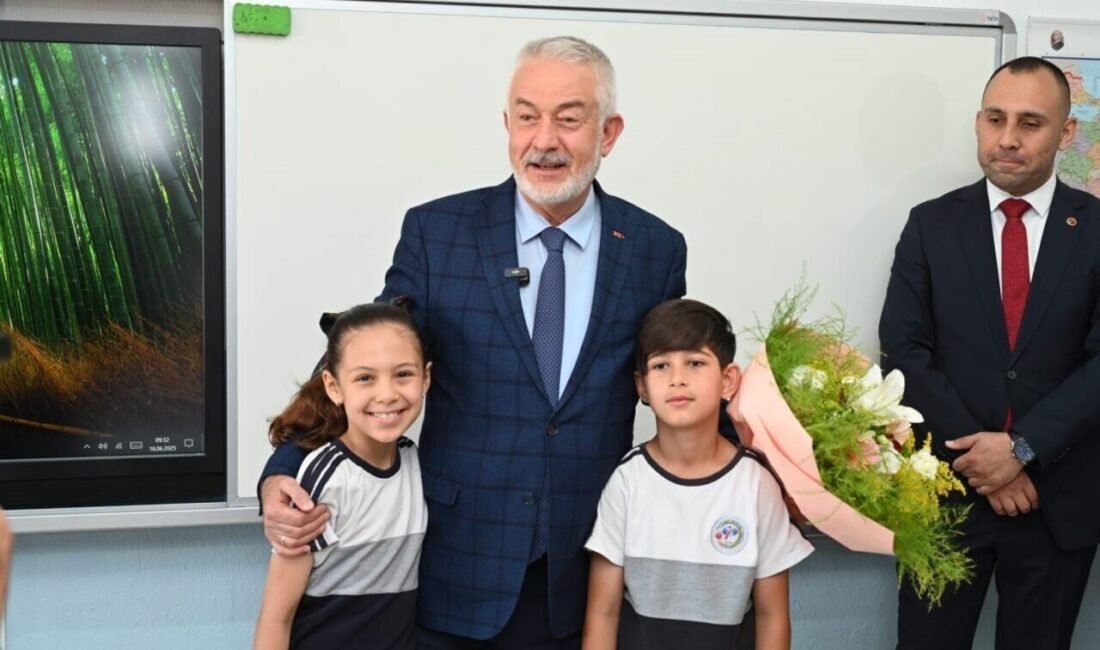Isparta Belediye Başkanı Şükrü Başdeğirmen, öğrencilerin daveti üzerine Naşide Halil