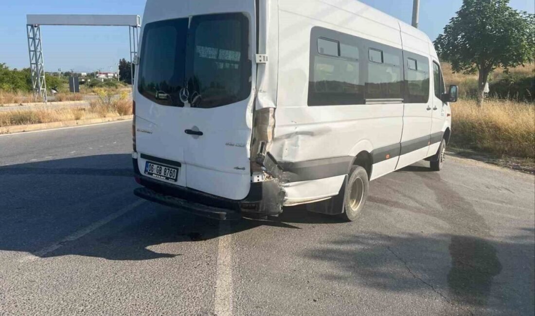 Antalya’nın Manavgat ilçesinde motosikletin minibüse çarpması sonucu meydana gelen kazada,