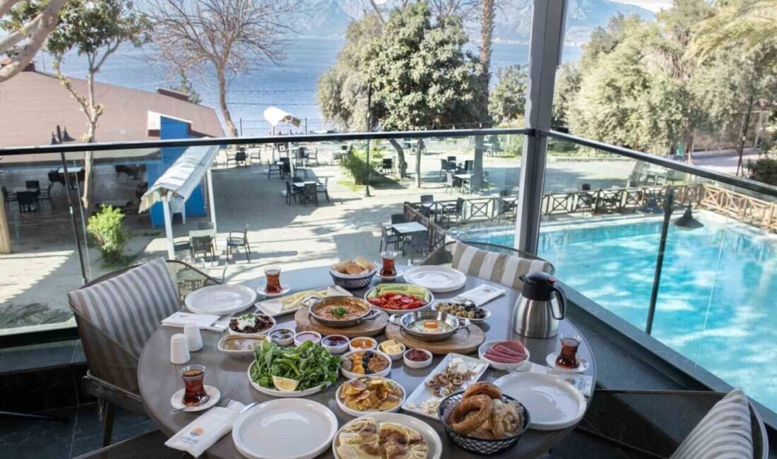 Antalya’da Muratpaşa Belediyesi’nin doğa harikası plajları bayram süresince her gün,