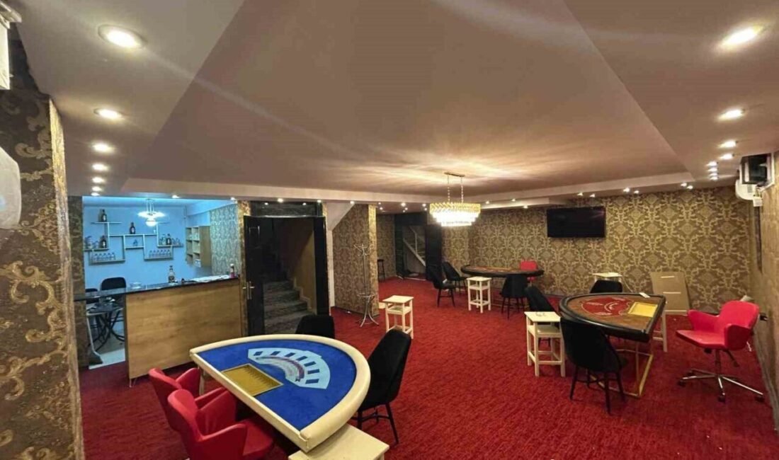 Adana Seyhan’da özel bir okulun bitişiğindeki inşaat malzemesi satışı yapılan