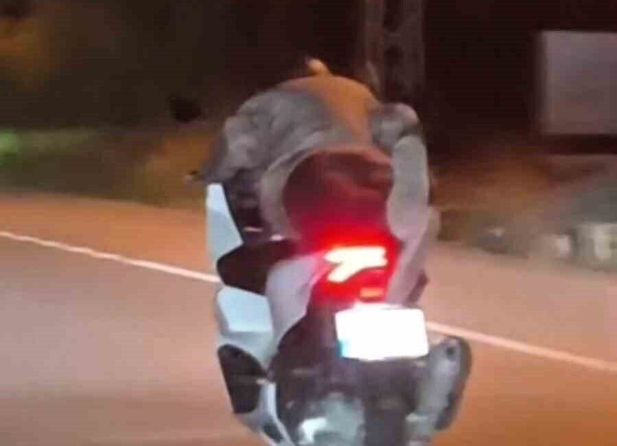 Hatay’ın Arsuz ilçesinde motosikletin üzerine yatarak trafikte seyreden sürücüye 40