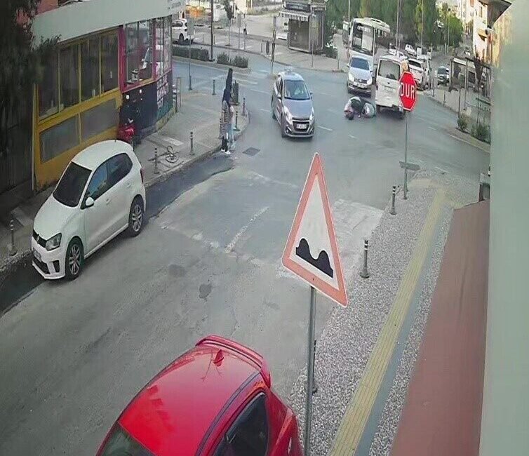 Antalya’nın Manavgat ilçesinde seyir halindeyken, yola çıkan araca çarpmamak için