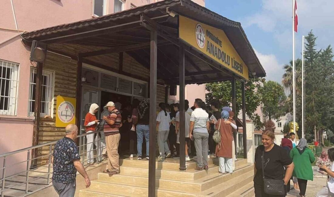 Osmaniye’de Liselere Geçiş Sistemi (LGS) sınavında öğrenciler içeride, aileler ise