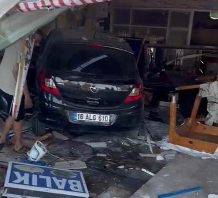 Mersin’de kontrolden çıkan otomobil, lokantaya daldı. İş yerinin savaş alanına