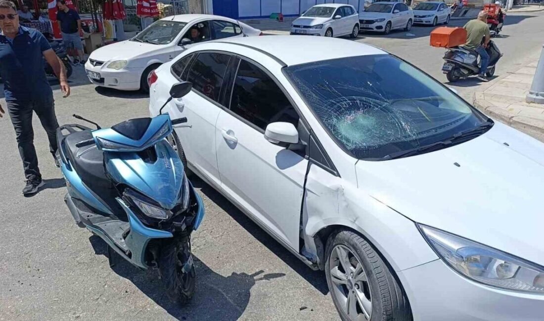 Antalya’nın Manavgat ilçesinde otomobile çarpan motosiklet sürücüsü havaya savruldu. Kaskı