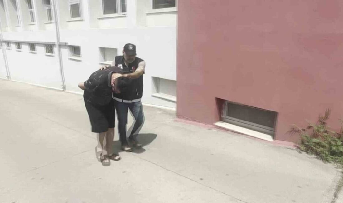 Adana’da otomobilinde uyuşturucu satışı yapan şüpheli yakalanarak tutuklandı. Alınan bilgiye