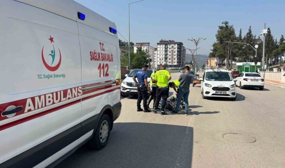 Osmaniye’nin Bahçe ilçesinde iki otomobil ile çarpışan motosikletin sürücüsü yaralandı.