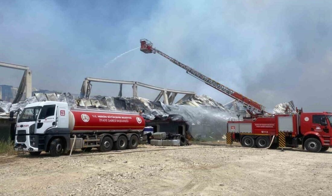 Mersin’de fabrikalardan gönderilen pamuk balyalarının olduğu depoda çıkan yangına çok