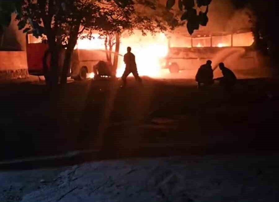 Hatay’da park halindeyken alevlere teslim olan 2 midibüs kullanılmaz hale