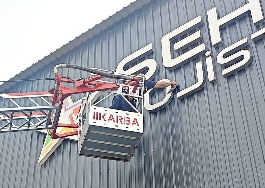 Hatay’da bir iş yerinin tabelasına ayağı dolanan güvercini itfaiye kurtardı.