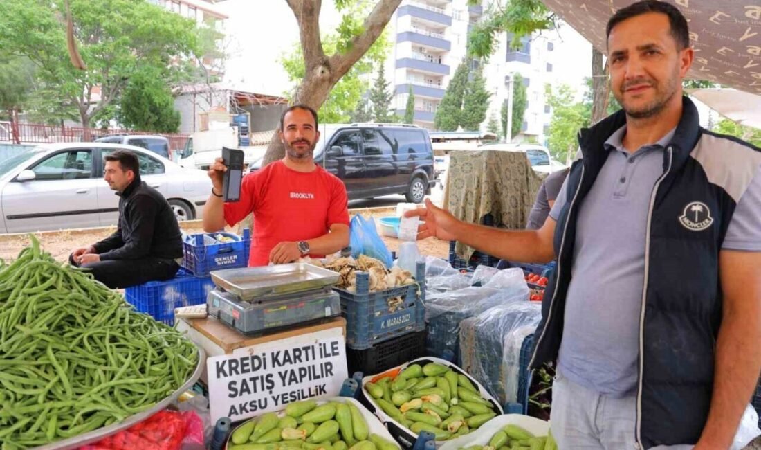 Kahramanmaraş’ta bir pazarcı esnafı, geleneksel tezgâhına teknolojiyi entegre ederek pos