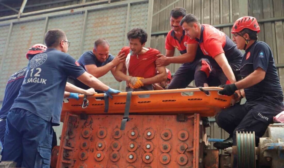 Antalya’da bir dönüşüm tesisinde dengesini kaybederek plastik kırım makinesine düşen