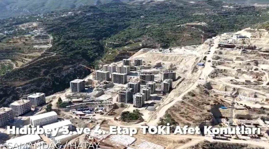 Hatay’ın Samandağ ilçesinde TOKİ afet konutları yükselmeye devam ediyor. Hatay