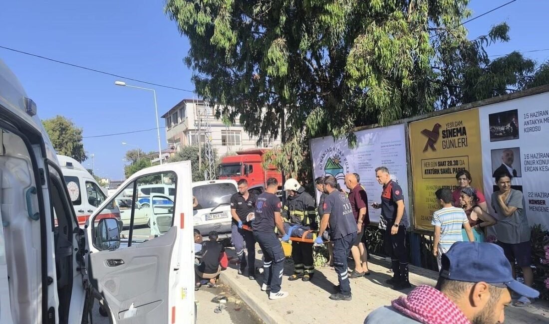 Hatay’da hafif ticari araç ve otomobilin çarpıştığı kazada 5 kişi