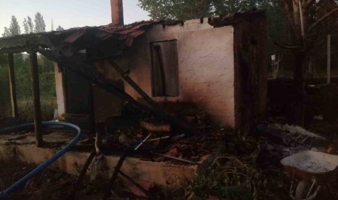 Isparta’nın Şarkikaraağaç ilçesinde bir bahçe evi yangında kullanılamaz hale geldi.